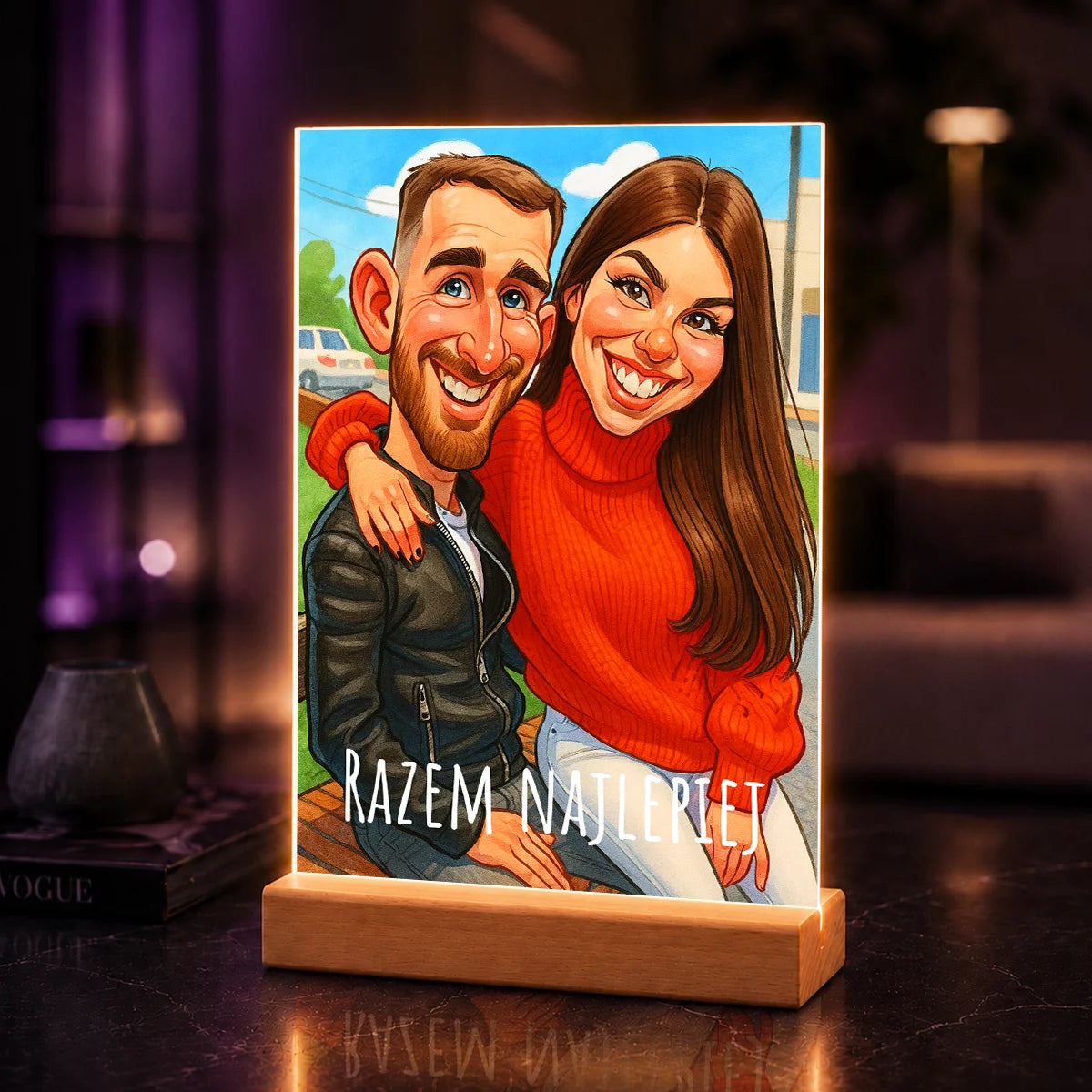 Portret AI pary w stylu karykatury z napisem Razem najlepiej – prezent na rocznicę na szkle akrylowym ze zdjęcia