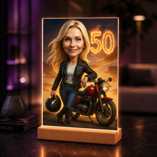 Portret AI kobiety w stylu karykatury przy motocyklu z liczbą 50 – prezent na 50 urodziny dla motocyklistki na szkle akrylowym ze zdjęcia