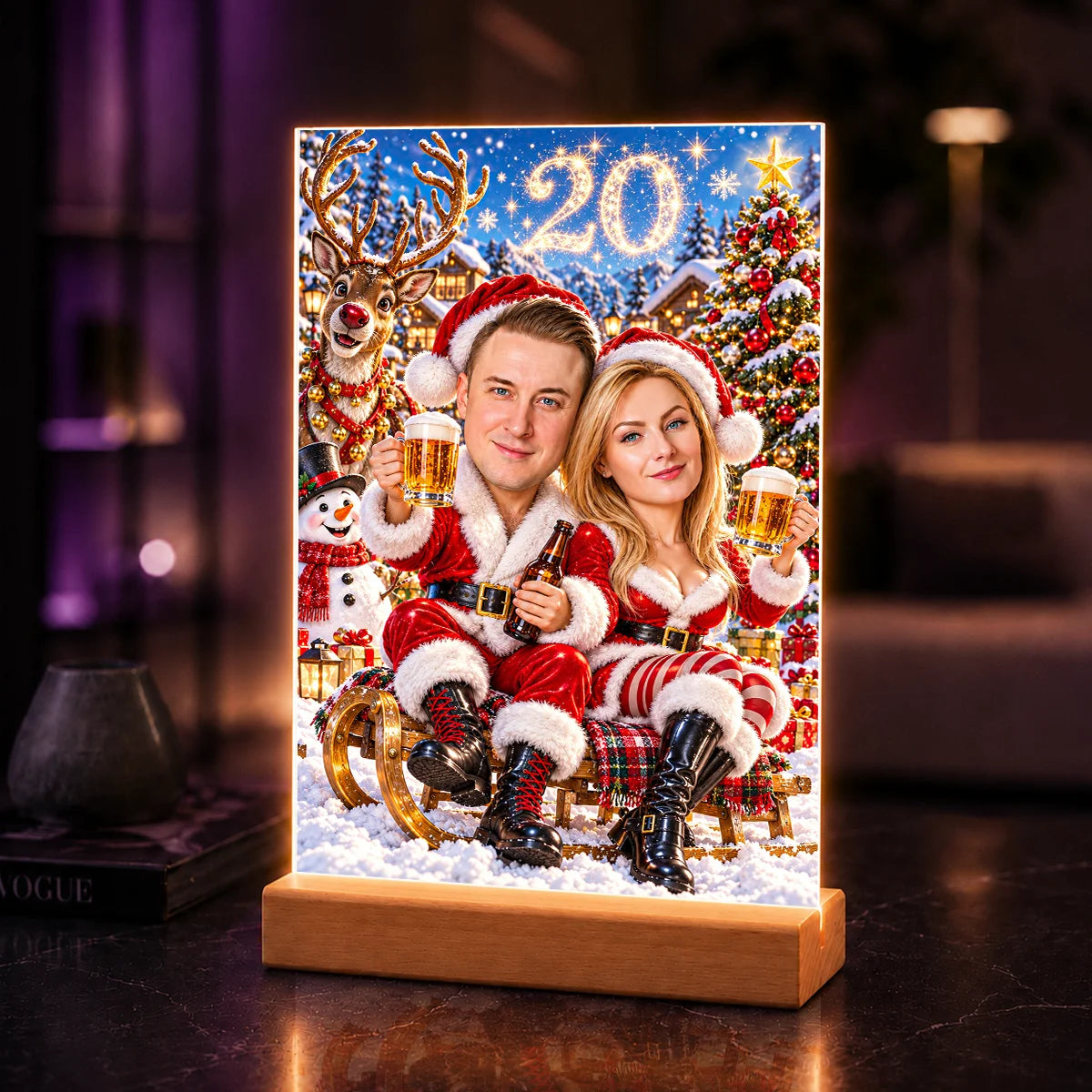 Portret AI pary w stylu karykatury na saniach z reniferem i kuflami piwa – prezent na święta na szkle akrylowym ze zdjęcia